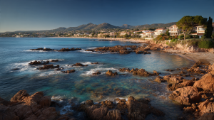 Chantier moderne à Saint‑Raphaël évoquant les délais de construction à Saint‑Raphaël.
