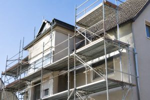 Échafaudage monté contre la façade d’une maison pendant un ravalement